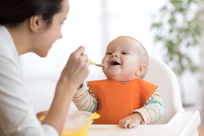 The Gentle Transition: Introducing Solid Foods Alongside Formula
